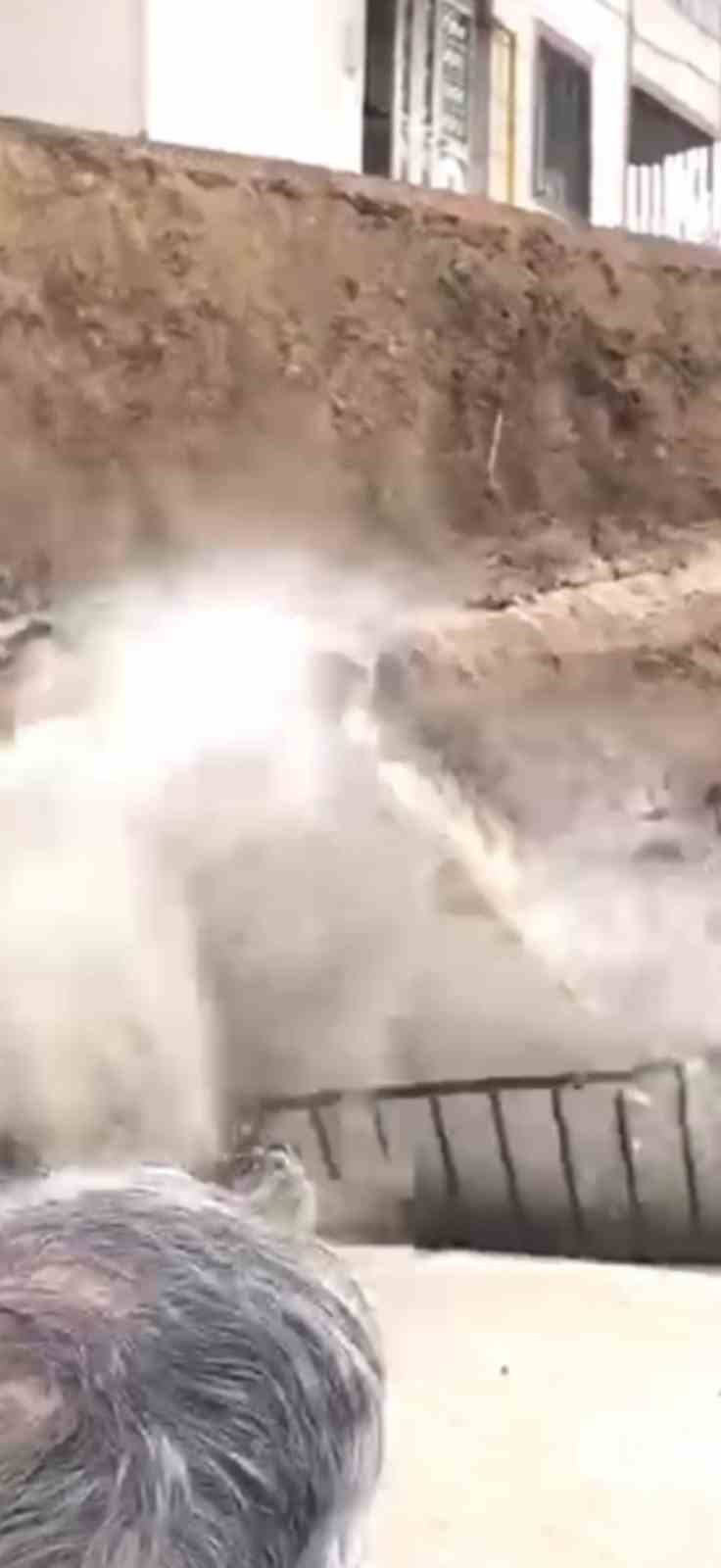 Şanlıurfa’da istinat duvarı çöktü: Binada mahsur kalanlar kurtarıldı
