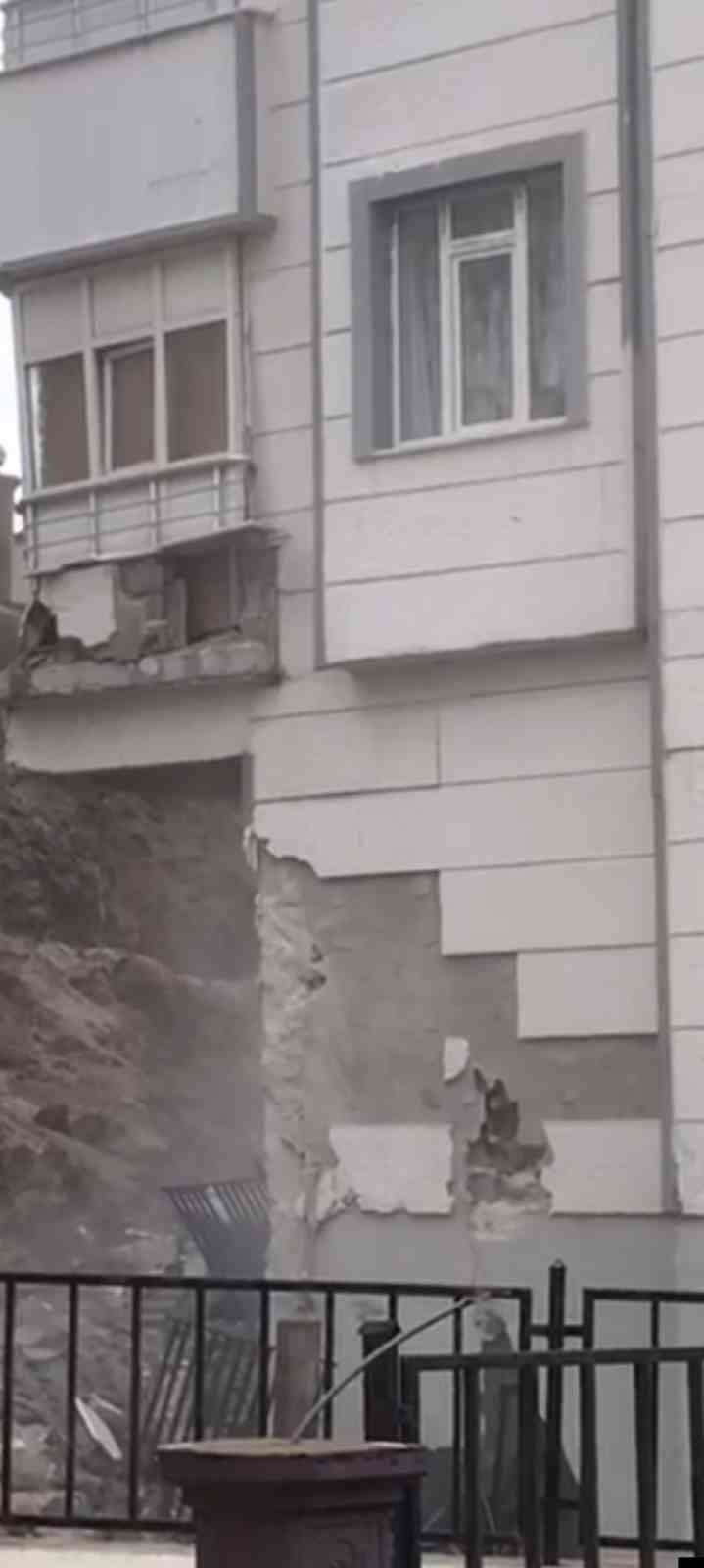 Şanlıurfa’da istinat duvarı çöktü: Binada mahsur kalanlar kurtarıldı
