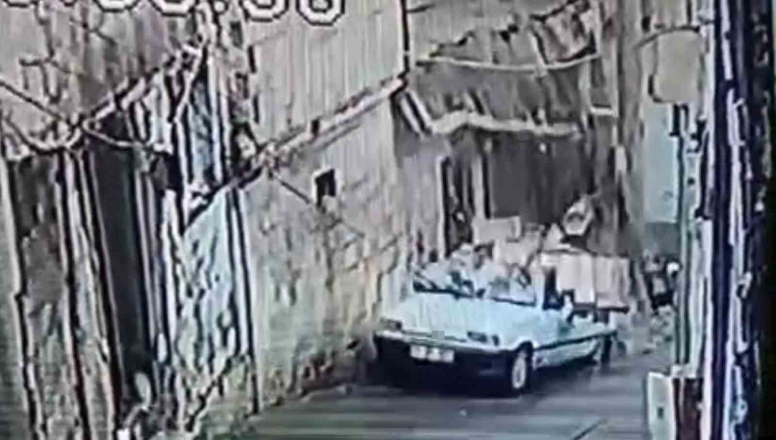 Şanlıurfa’da istinat duvarı otomobil üzerine devrildi
