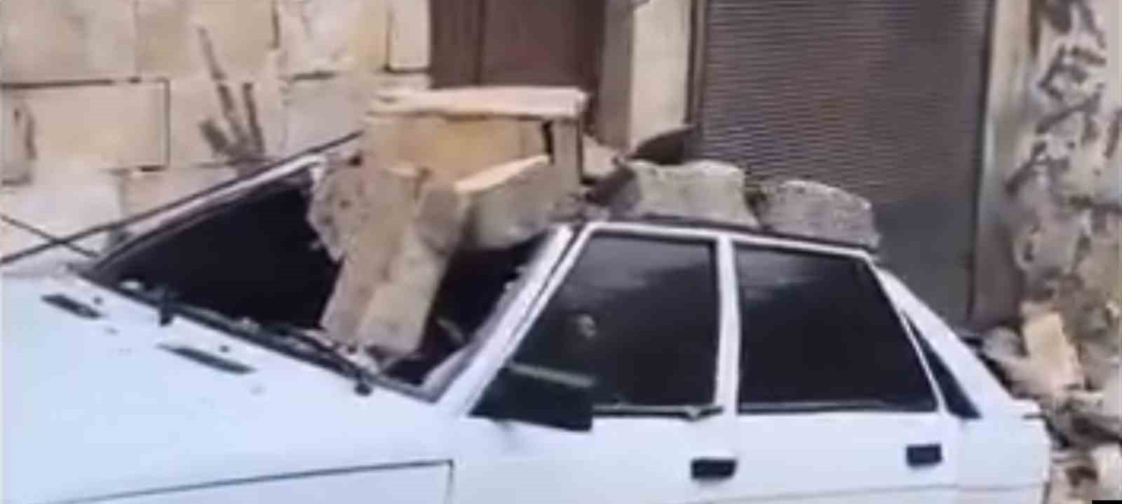 Şanlıurfa’da istinat duvarı otomobil üzerine devrildi
