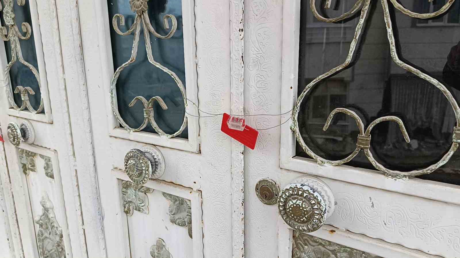 Şanlıurfa’da istinat duvarı yıkılan binanın yanındaki apartman da boşaltıldı
