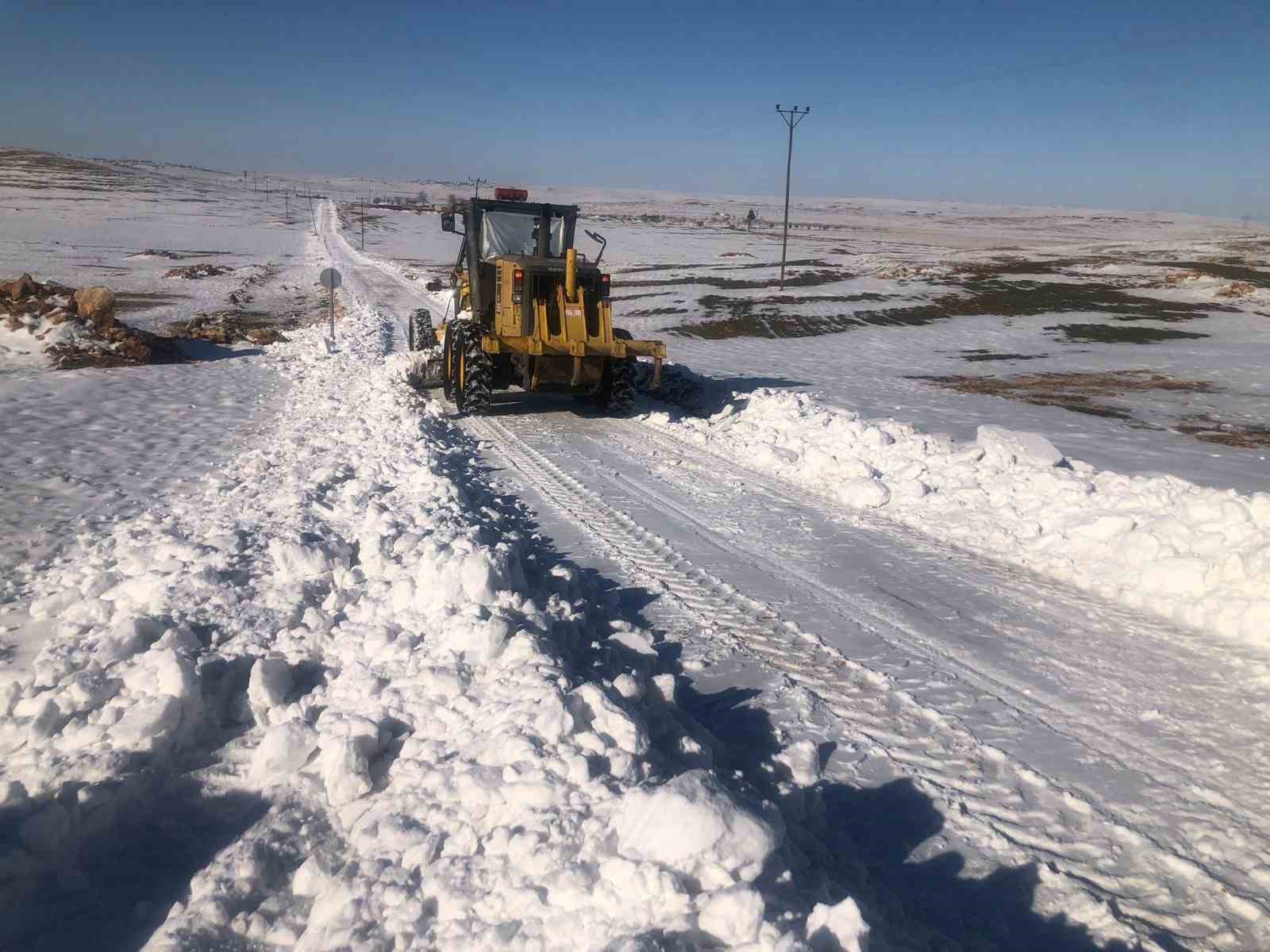 Şanlıurfa’da kapanan kırsal mahalle yolları iş makineleri ile açılıyor
Şanlıurfa’da kapanan kırsal mahalle yolları iş makineleri ile açılıyor