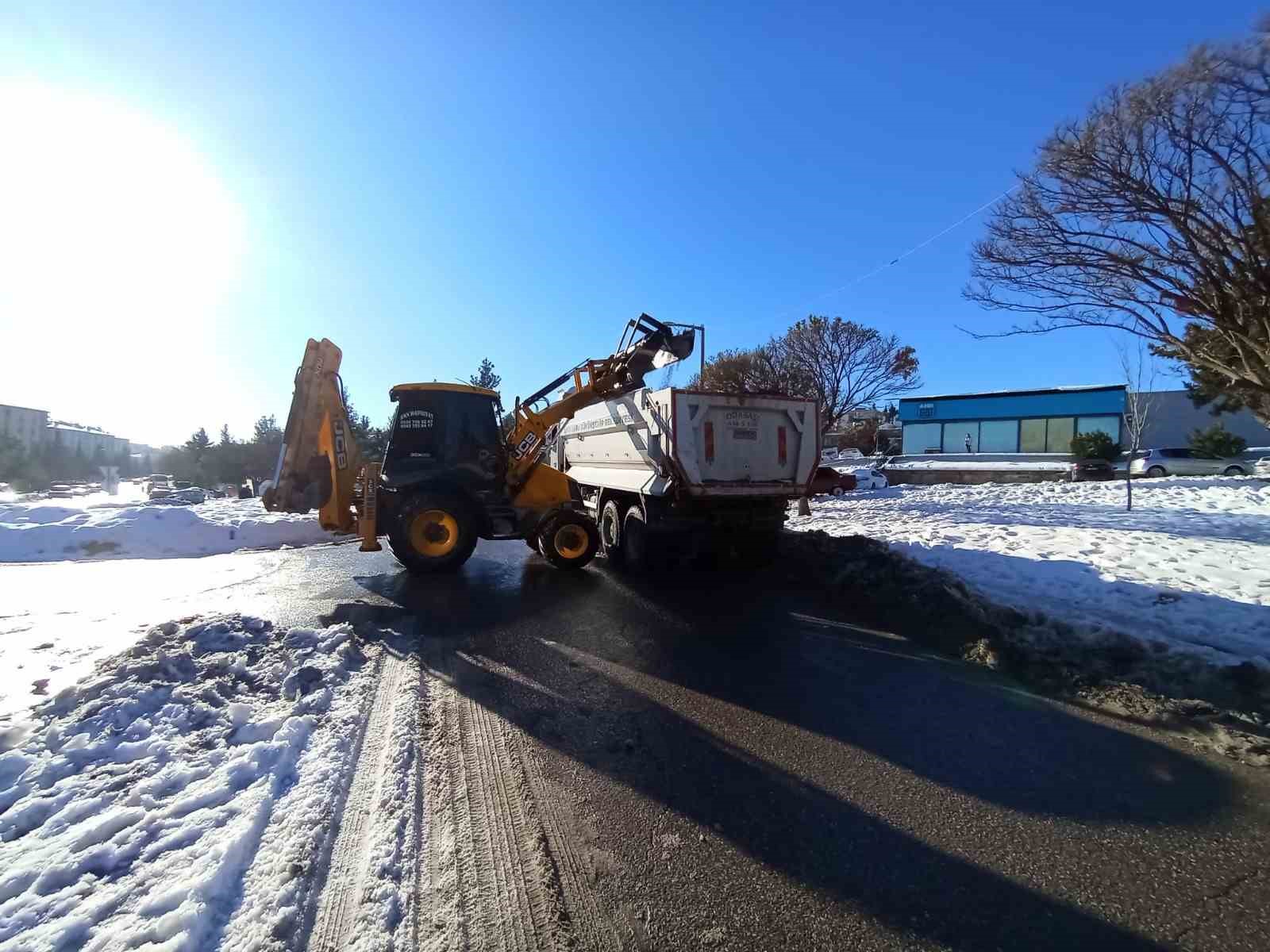 Şanlıurfa’da kapanan kırsal mahalle yolları iş makineleri ile açılıyor
Şanlıurfa’da kapanan kırsal mahalle yolları iş makineleri ile açılıyor