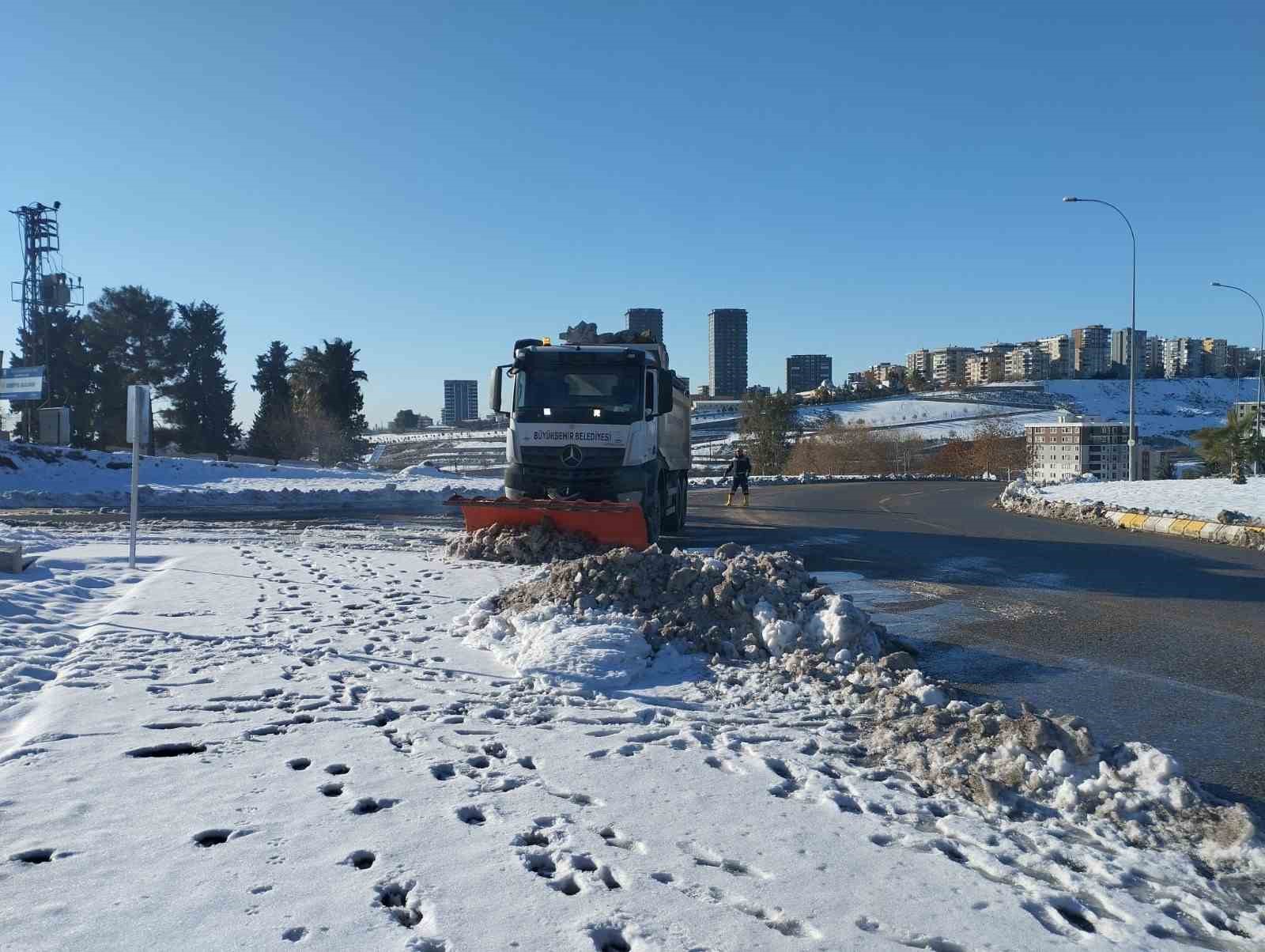 Şanlıurfa’da kapanan kırsal mahalle yolları iş makineleri ile açılıyor
Şanlıurfa’da kapanan kırsal mahalle yolları iş makineleri ile açılıyor