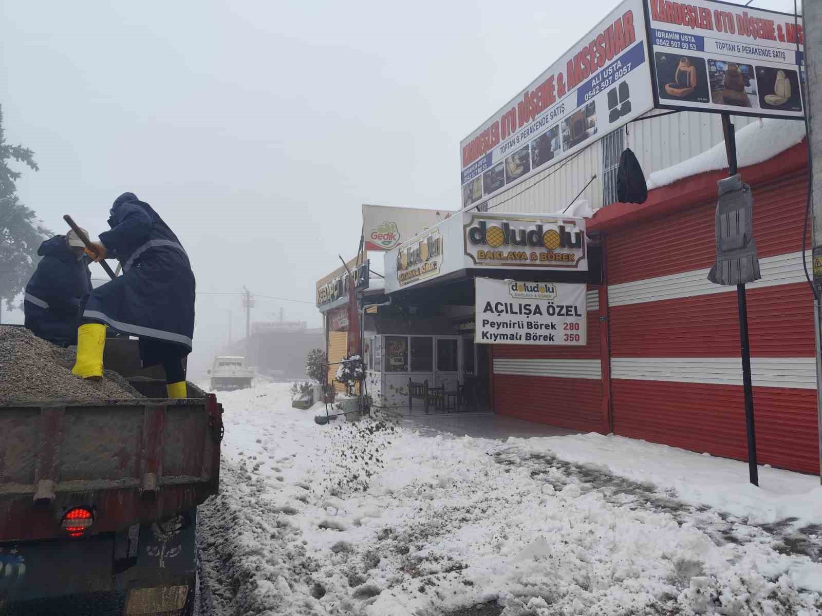 Şanlıurfa’da kar temizliği sürüyor
