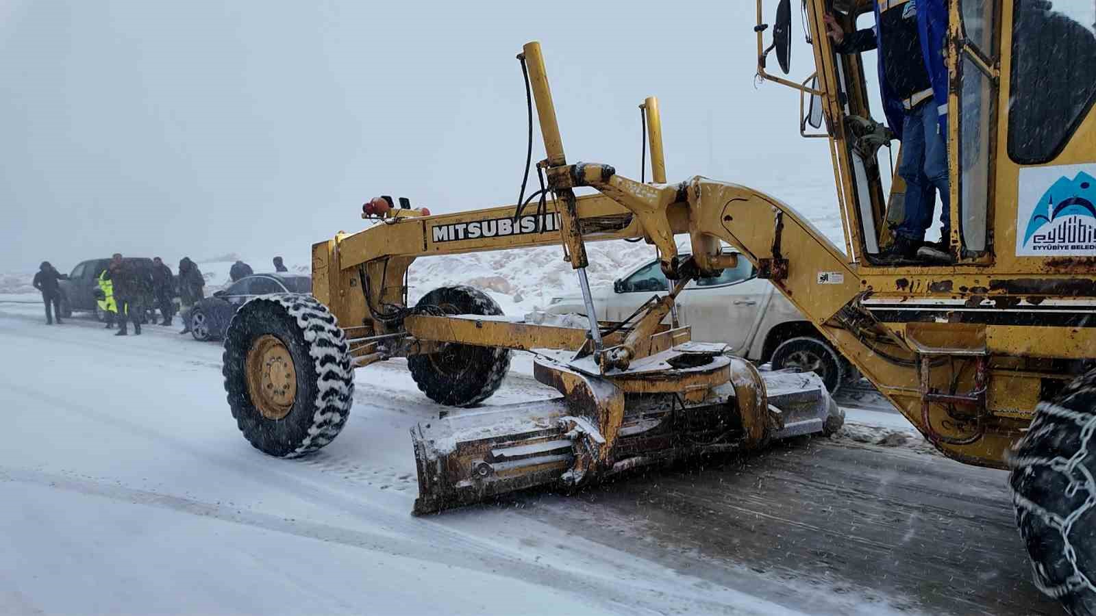 Şanlıurfa’da karla mücadele çalışmaları sürüyor
