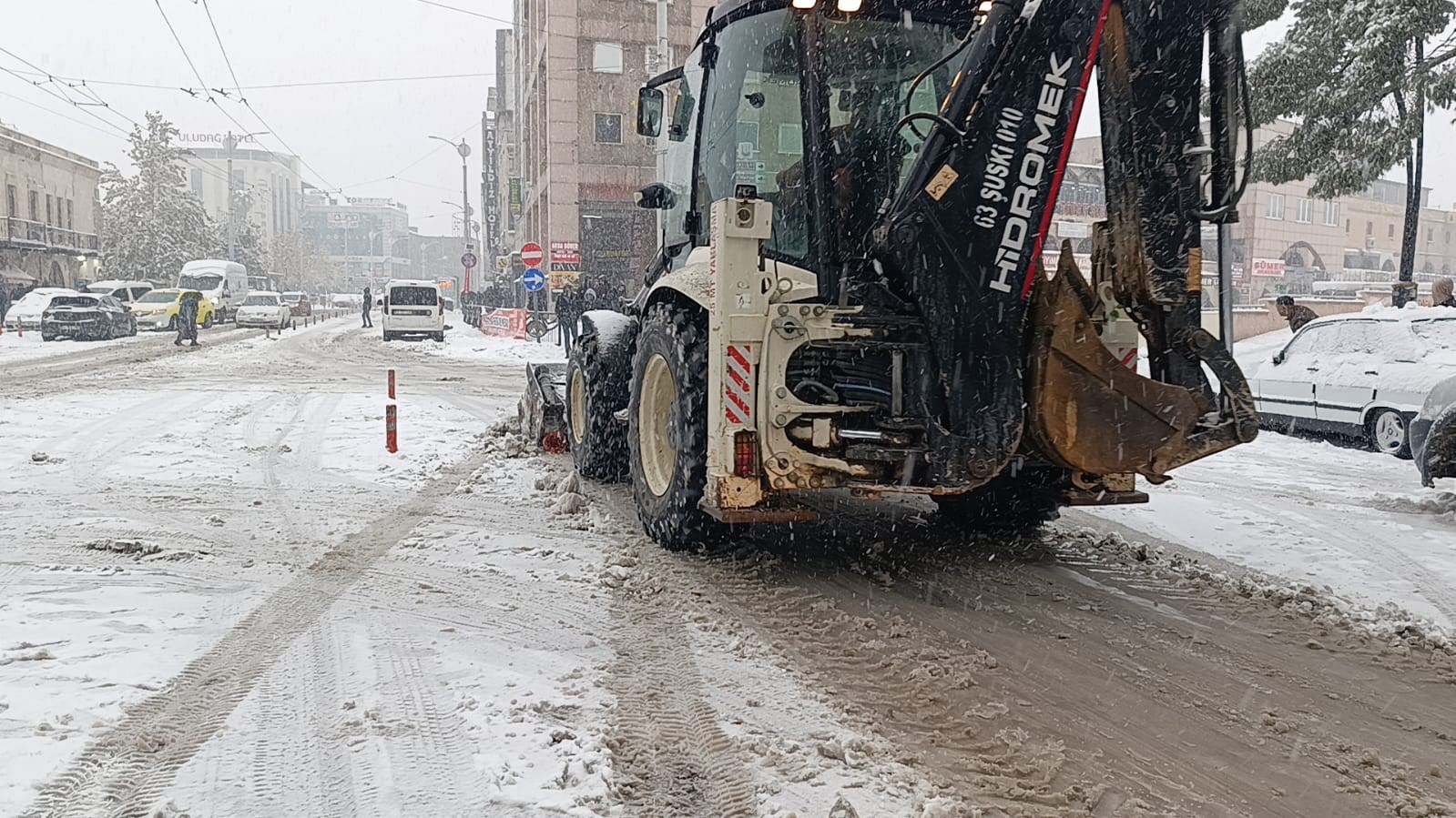 Şanlıurfa’da karla mücadele çalışmaları sürüyor

