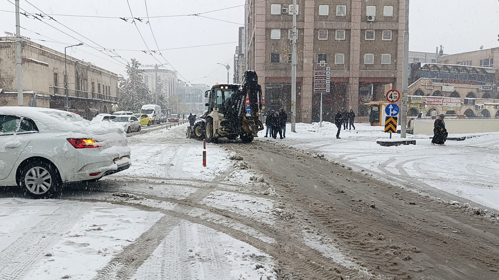 Şanlıurfa’da karla mücadele çalışmaları sürüyor
