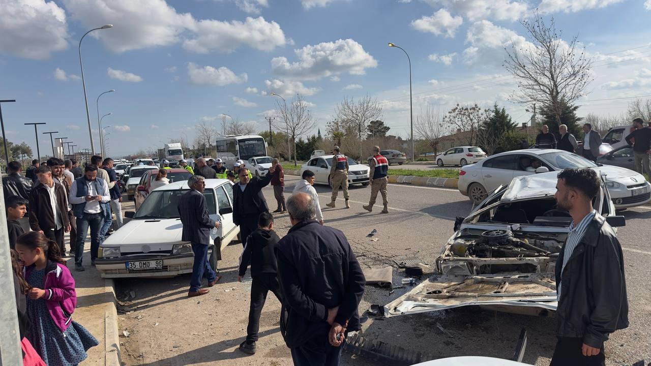 Şanlıurfa’da karşı şeride geçen otomobil ters döndü: 1’i ağır 3 yaralı
