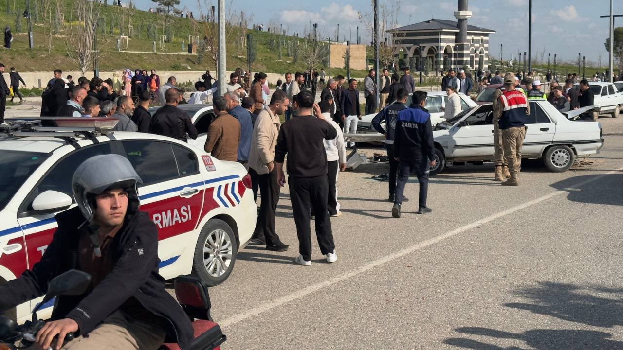 Şanlıurfa’da karşı şeride geçen otomobil ters döndü: 1’i ağır 3 yaralı
