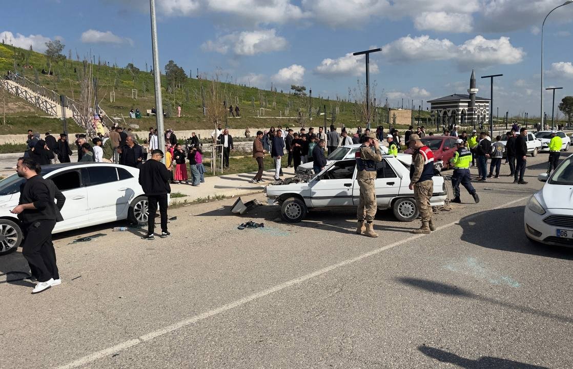 Şanlıurfa’da karşı şeride geçen otomobil ters döndü: 1’i ağır 3 yaralı
