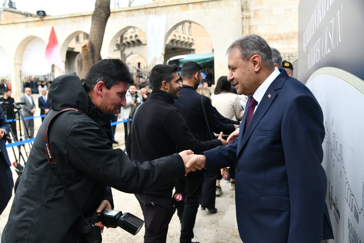 Şanlıurfa’da kent protokolü vatandaşlarla bayramlaştı
