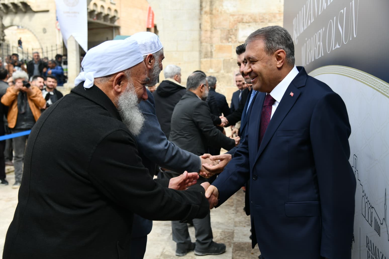 Şanlıurfa’da kent protokolü vatandaşlarla bayramlaştı
