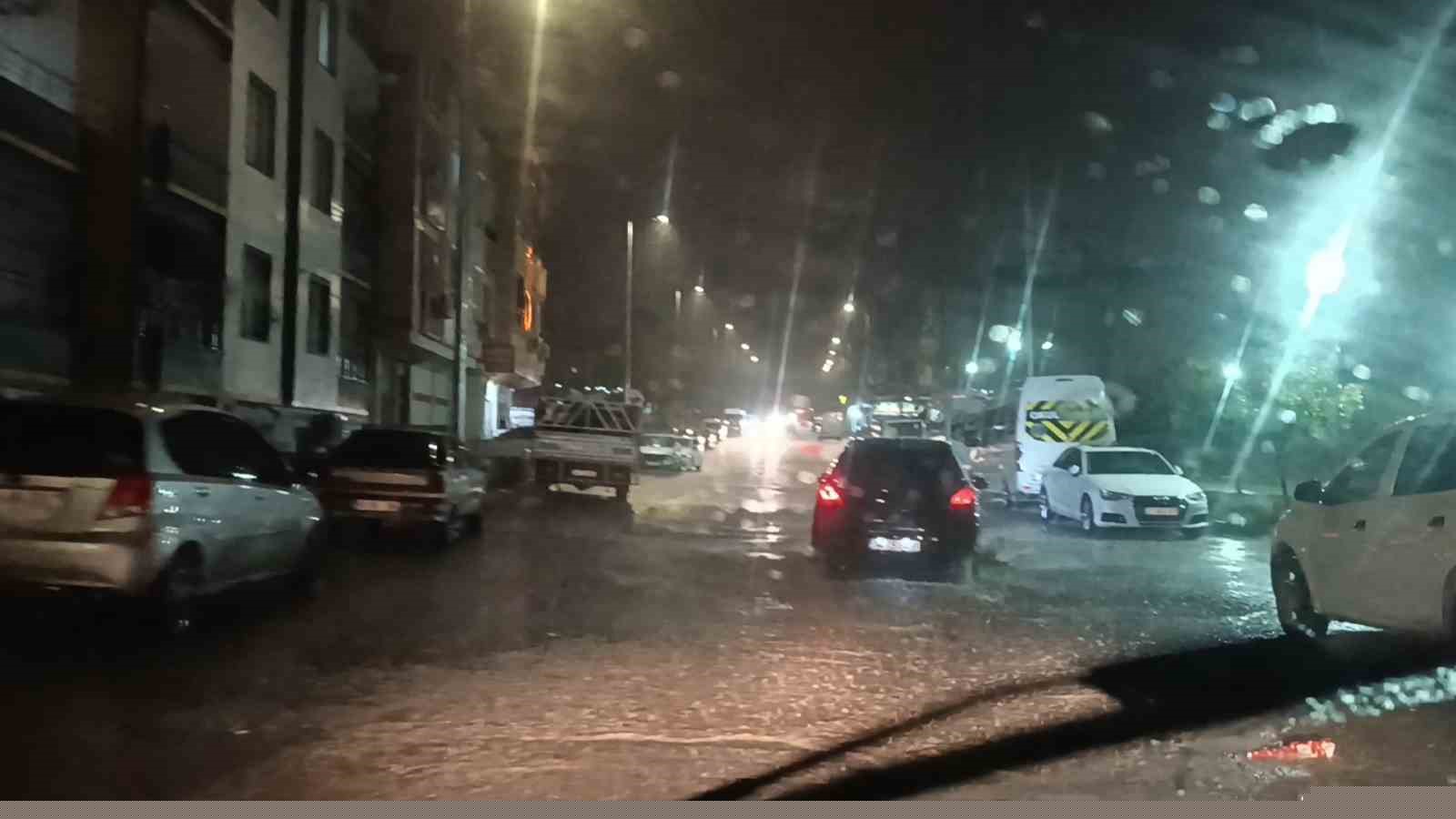 Şanlıurfa’da kısa süreli sağanak hayatı olumsuz etkiledi
