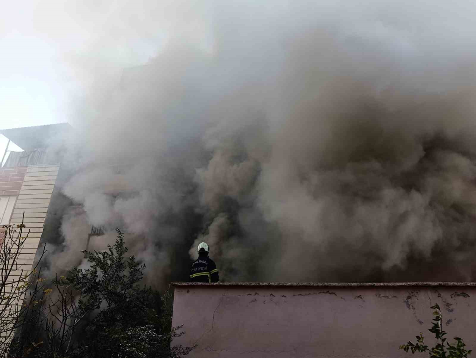 Şanlıurfa’da koltuk ve yatak üretimi yapılan atölyede korkutan yangın
