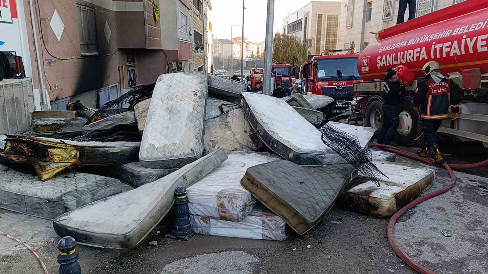 Şanlıurfa’da koltuk ve yatak üretimi yapılan atölyede korkutan yangın
