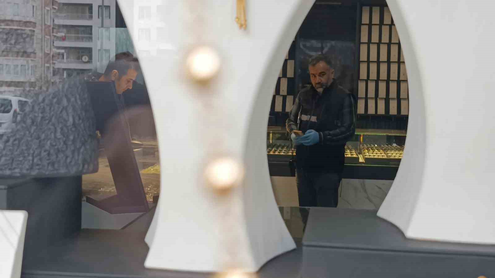 Şanlıurfa’da kuyumcu soygununda 6 gözaltı
Şanlıurfa’da kuyumcu soygununda 6 gözaltı