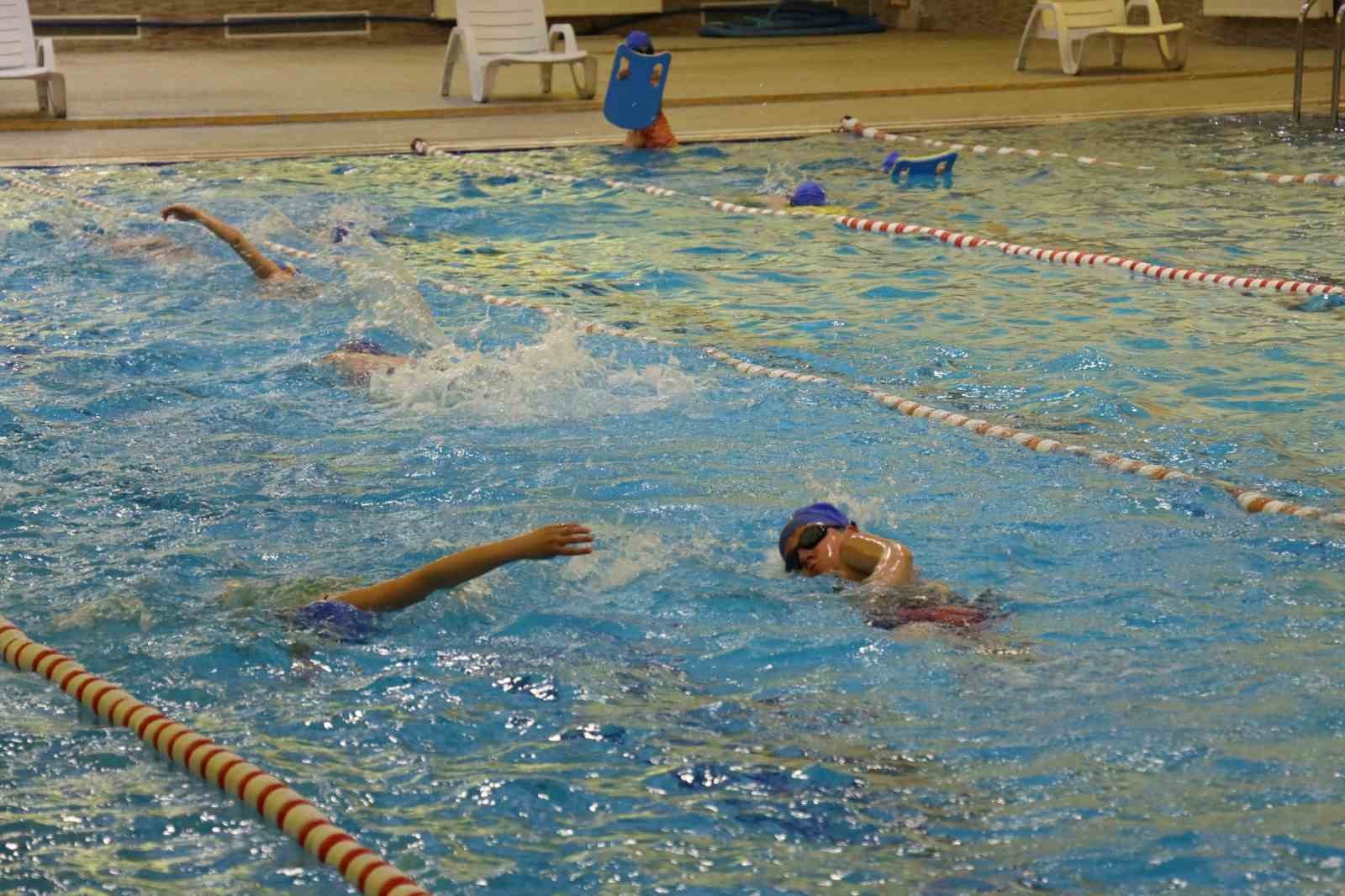 Şanlıurfa’da minik yüzücülerden 24 madalya
Şanlıurfa’da minik yüzücülerden 24 madalya