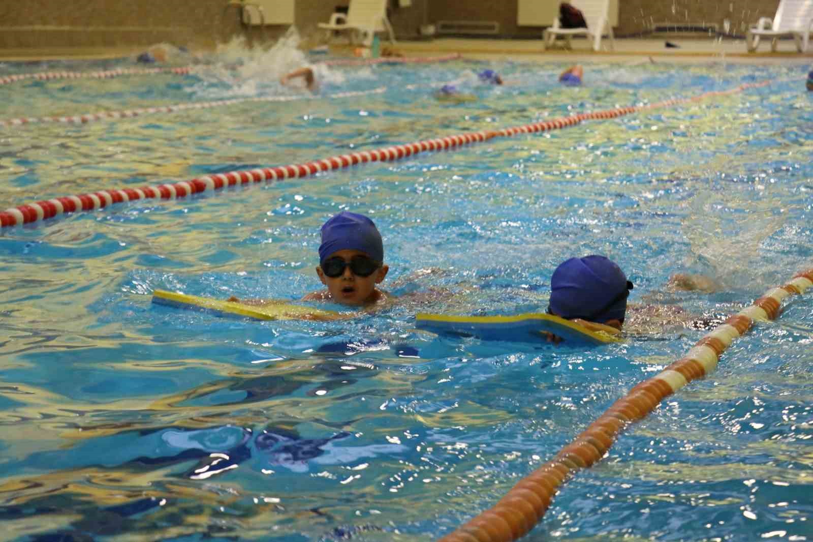 Şanlıurfa’da minik yüzücülerden 24 madalya
Şanlıurfa’da minik yüzücülerden 24 madalya