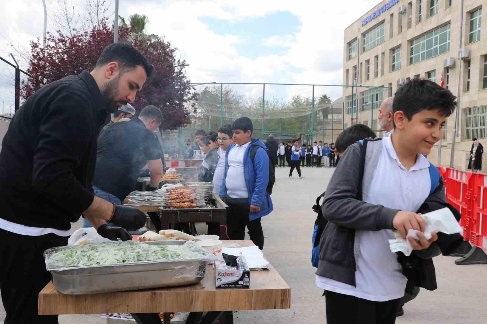 Şanlıurfa’da öğrencilere moral kebabı
