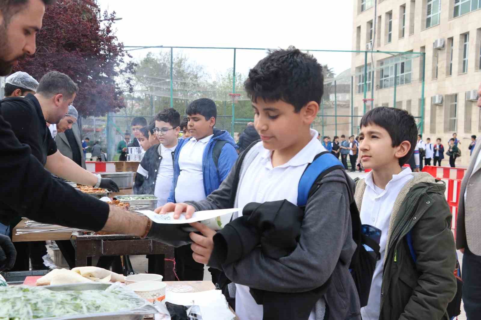 Şanlıurfa’da öğrencilere moral kebabı
