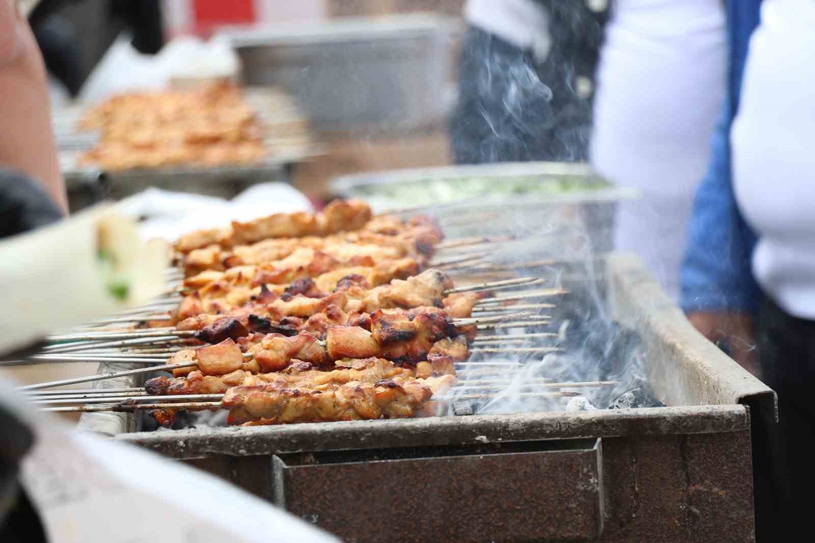 Şanlıurfa’da öğrencilere moral kebabı
