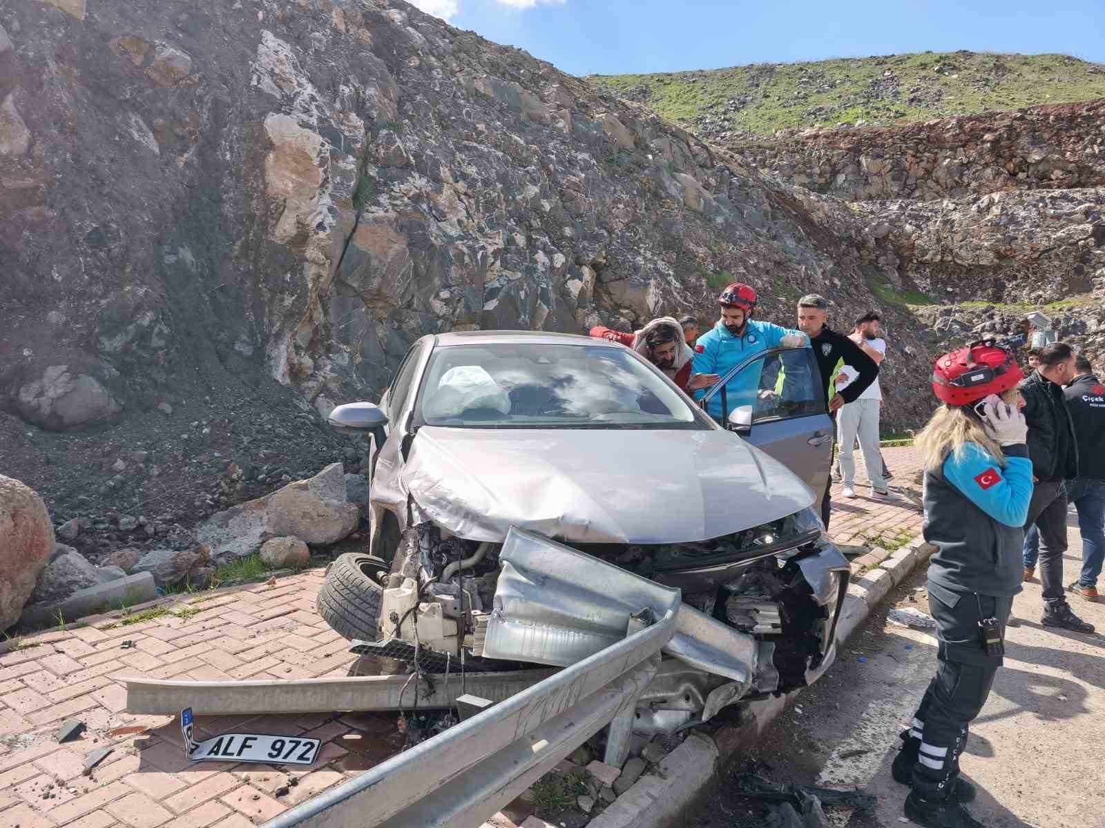 Şanlıurfa’da otomobil bariyerlere çarptı: 3 yaralı
