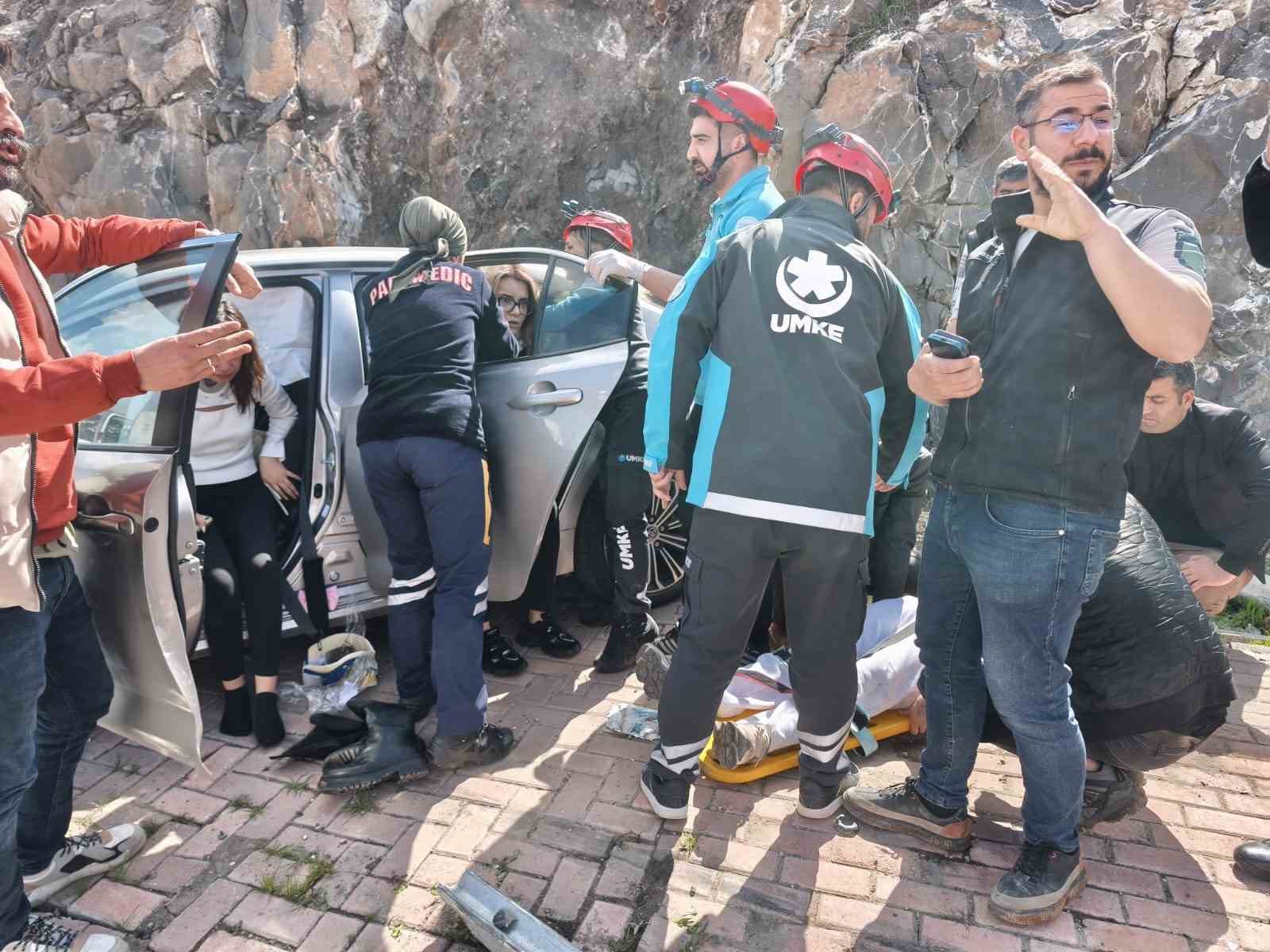 Şanlıurfa’da otomobil bariyerlere çarptı: 3 yaralı
