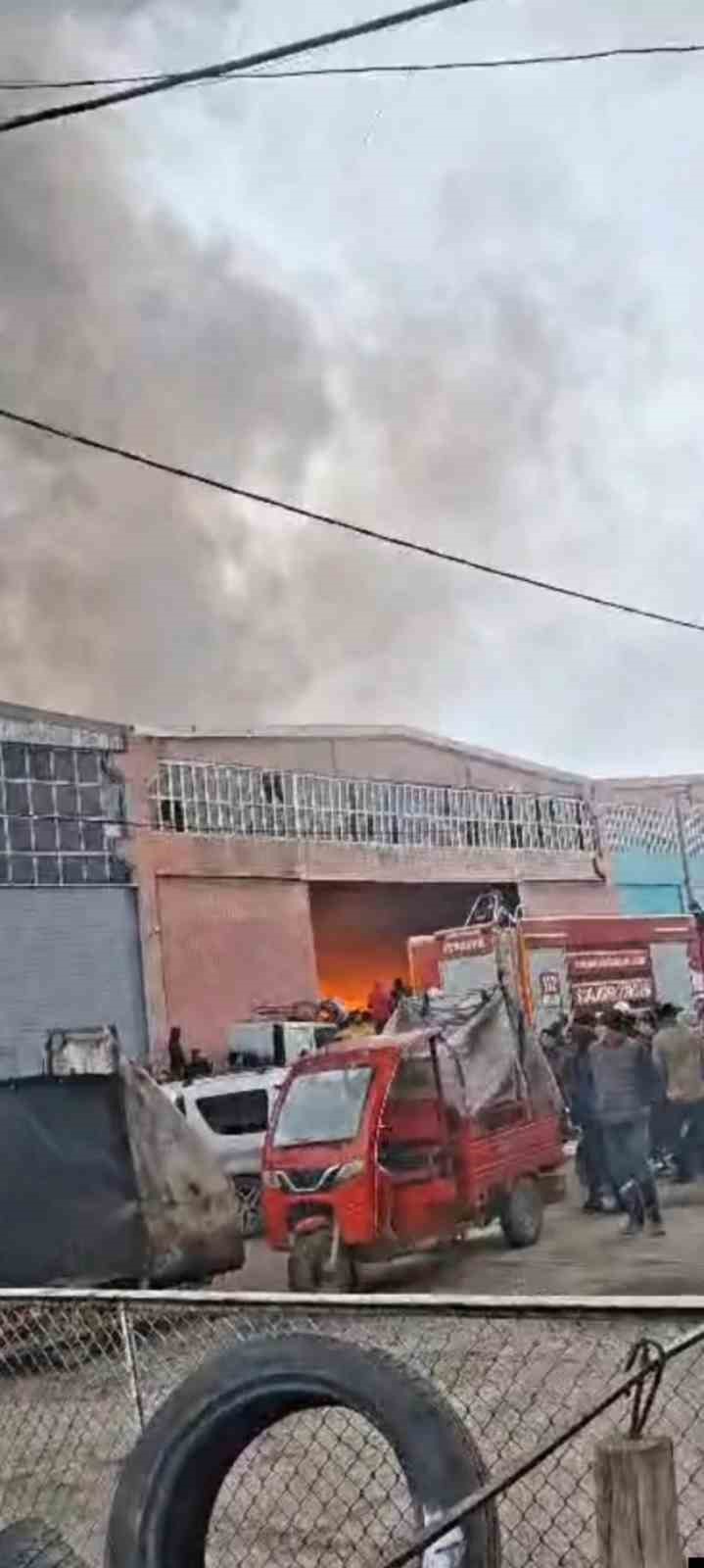 Şanlıurfa’da otomotiv deposunda korkutan yangın

