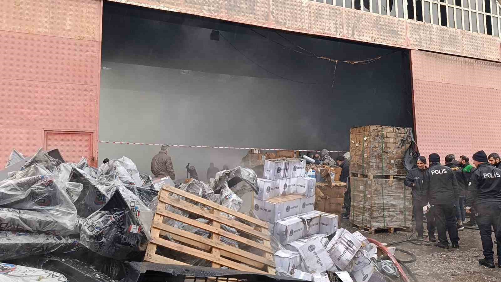 Şanlıurfa’da otomotiv deposunda korkutan yangın
