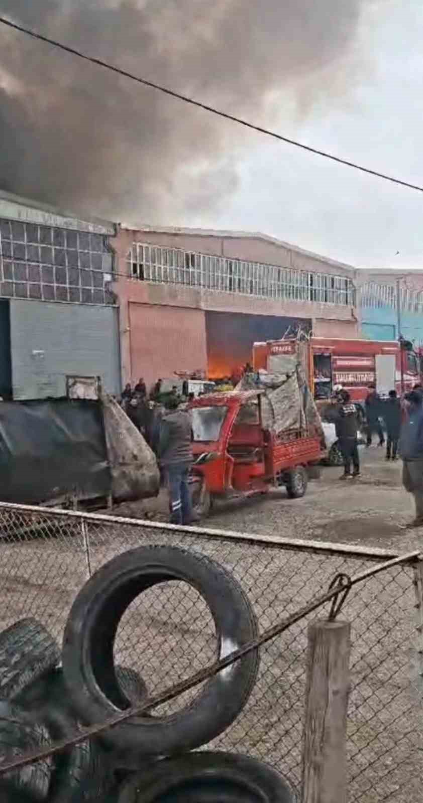 Şanlıurfa’da otomotiv deposunda korkutan yangın
