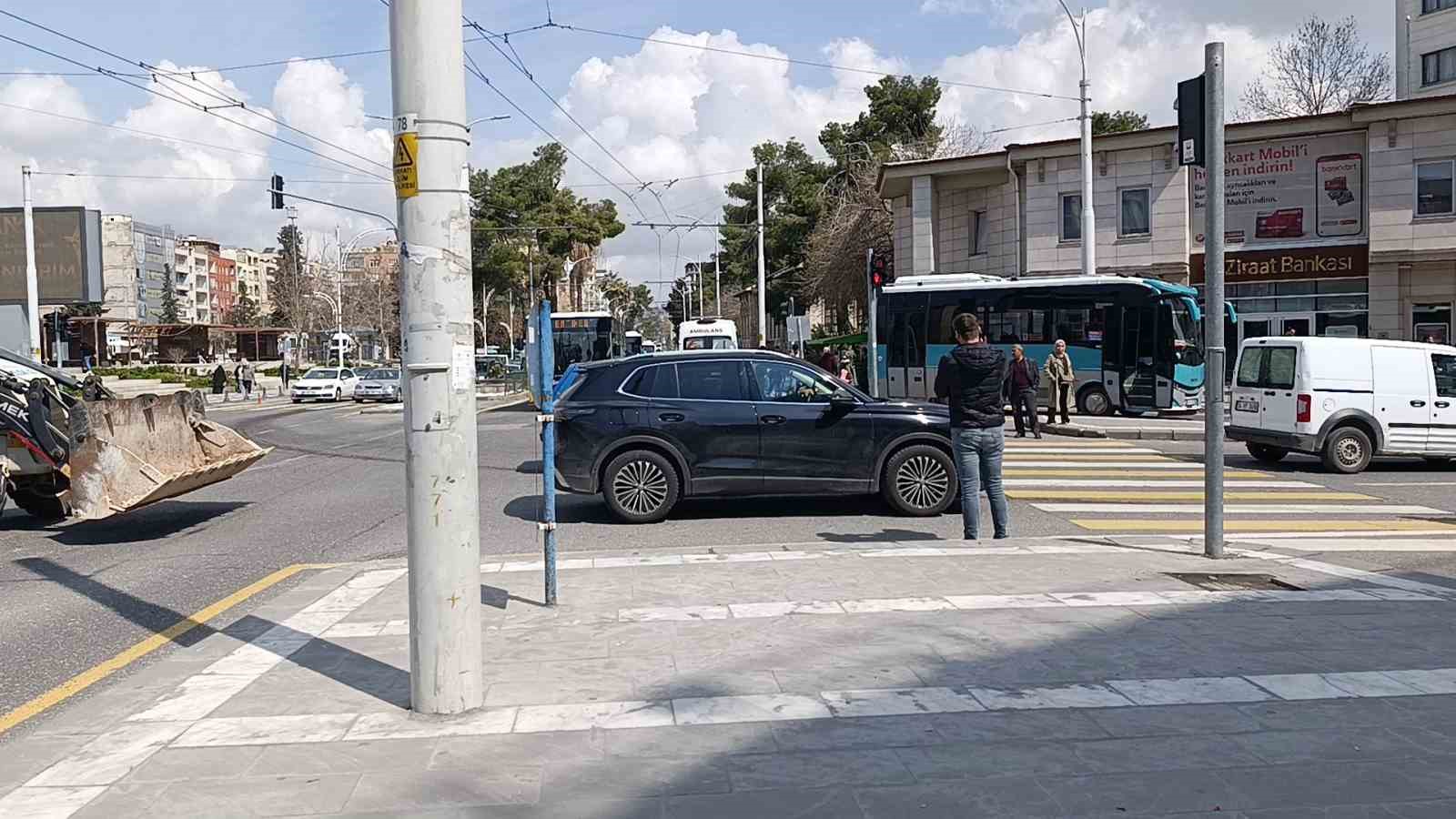 Şanlıurfa’da özel halk otobüsünün çarptığı kişi yaralandı
