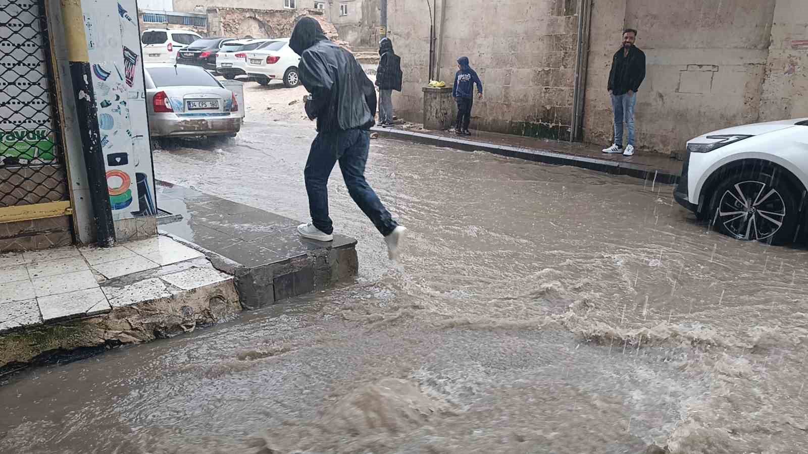 Şanlıurfa’da sağanak yağış cadde ve sokakları göle çevirdi
