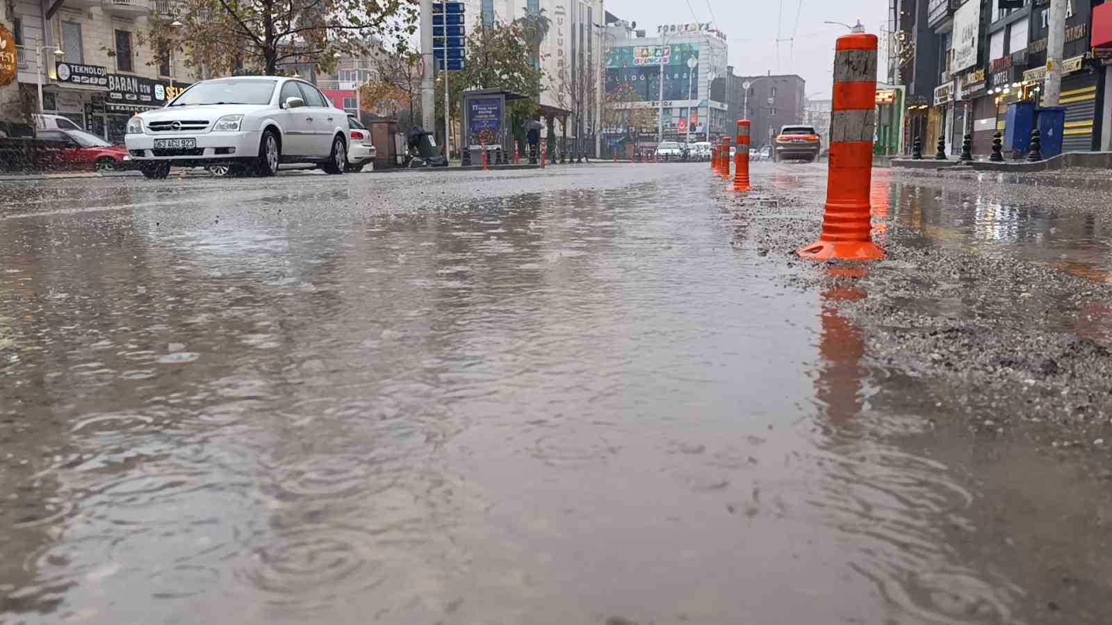 Şanlıurfa’da sağanak yağış etkili oluyor

