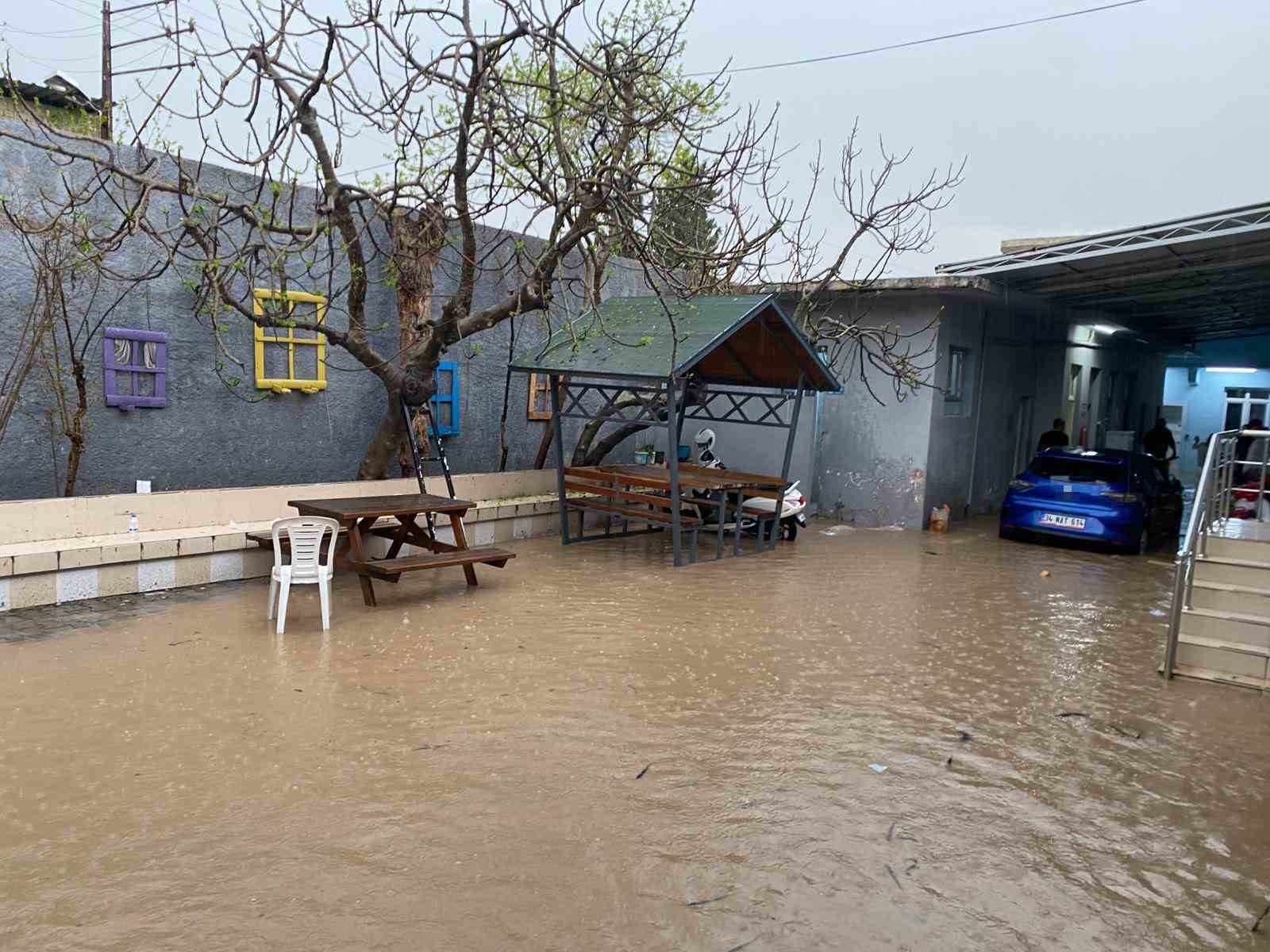 Şanlıurfa’da sağanak yağış fabrikayı göle çevirdi
