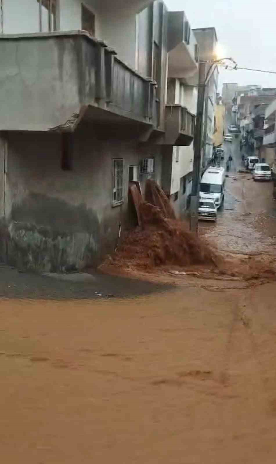 Şanlıurfa’da sağanak yağış sele dönüştü: Ev ve oteli su bastı
