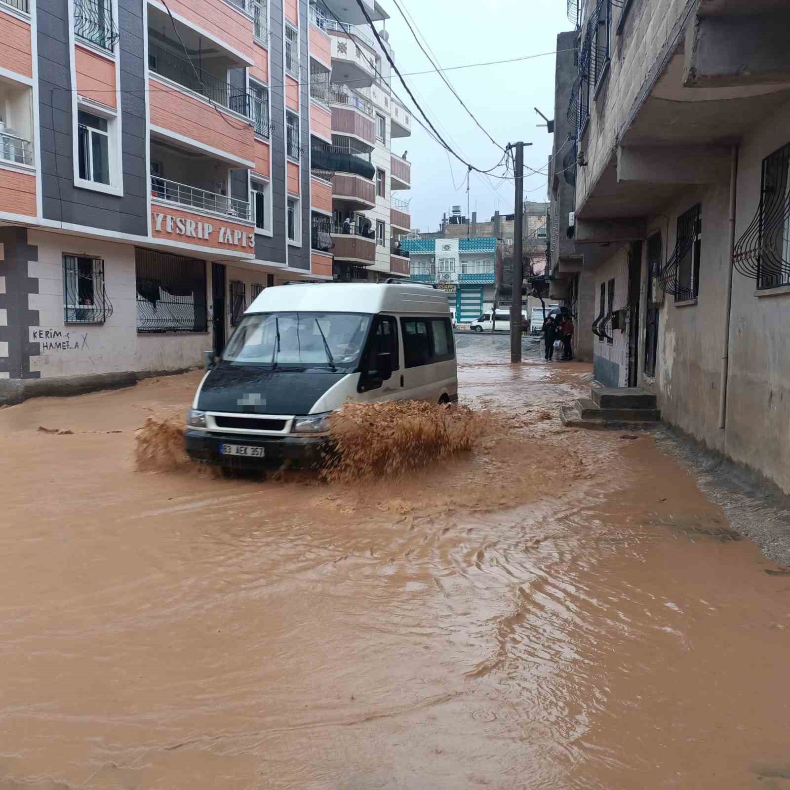 Şanlıurfa’da sağanak yağış sele dönüştü: Ev ve oteli su bastı

