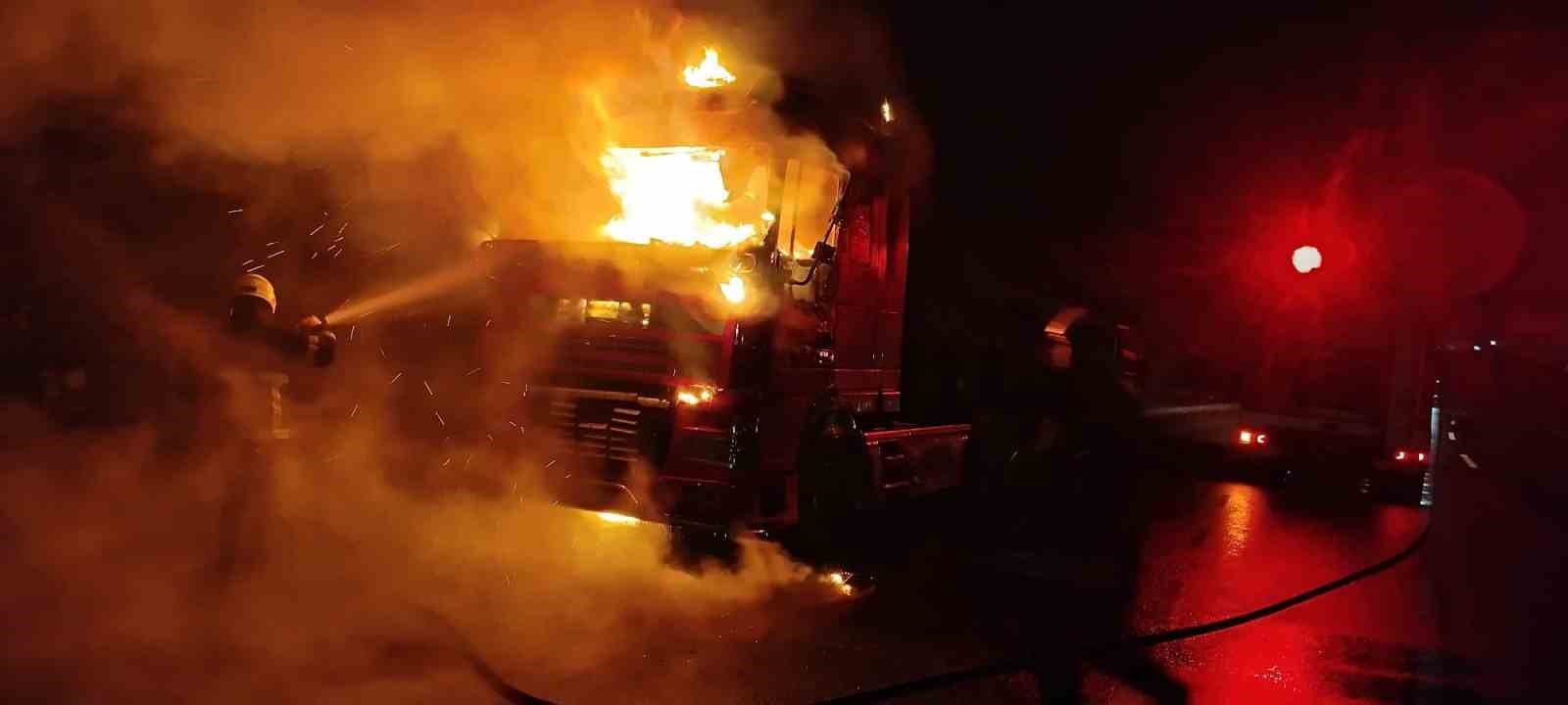 Şanlıurfa’da seyir halindeki tır alev topuna döndü

