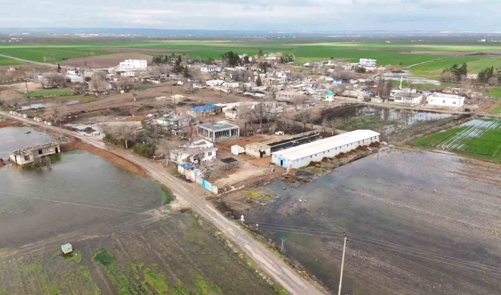 Şanlıurfa’da şiddetli yağışlar tarlaları göle çevirdi
