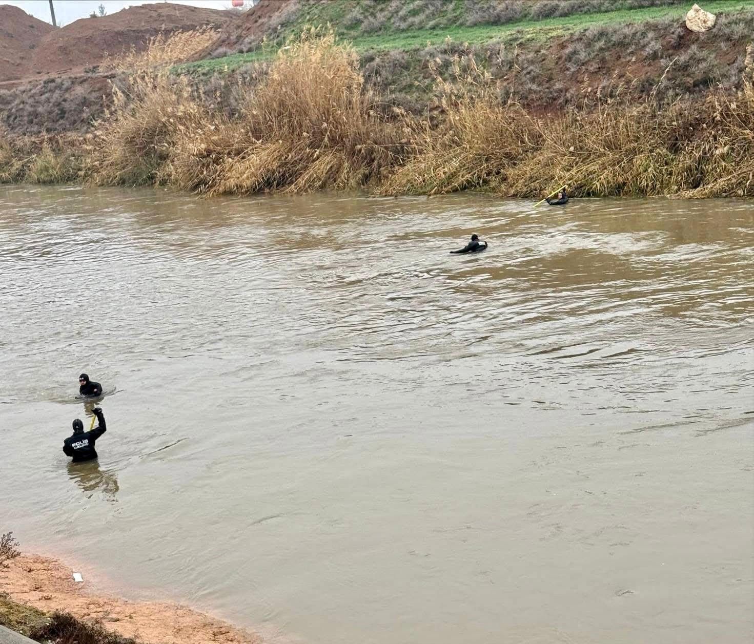 Şanlıurfa’da sulama kanalına düşen otomobilin sürücüsünü arama çalışmaları sürüyor
