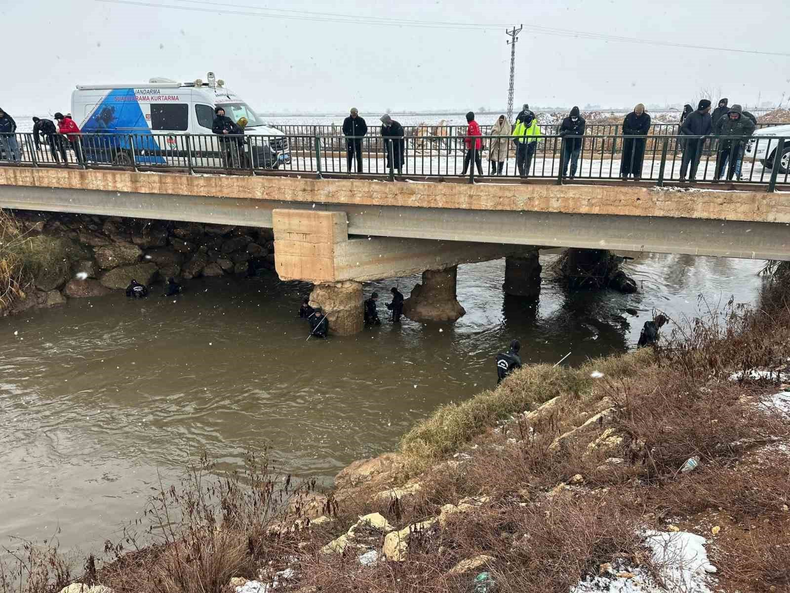 Şanlıurfa’da sulama kanalına düşen otomobilin sürücüsünü arama çalışmaları sürüyor

