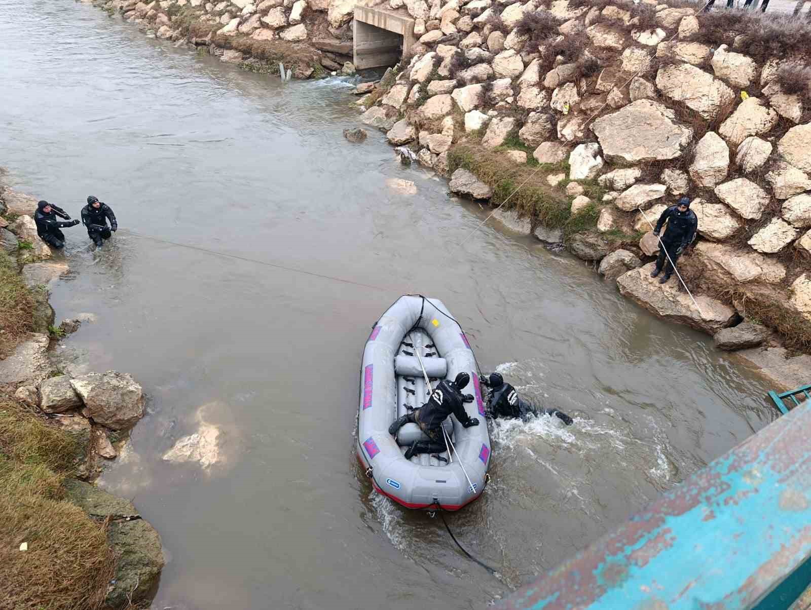 Şanlıurfa’da sulama kanalında kaybolan sürücüyü arama çalışmaları sürüyor
