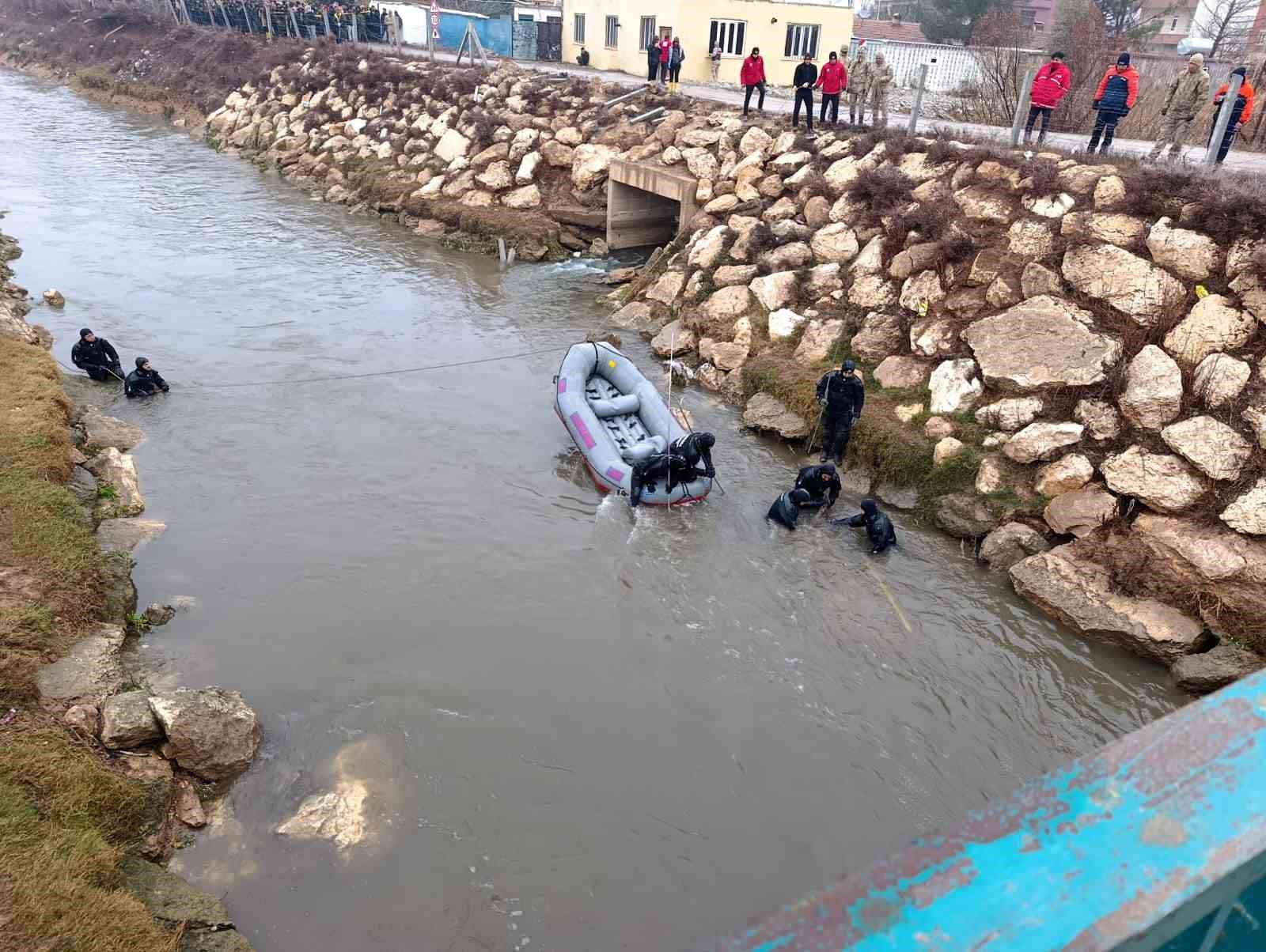 Şanlıurfa’da sulama kanalında kaybolan sürücüyü arama çalışmaları sürüyor
