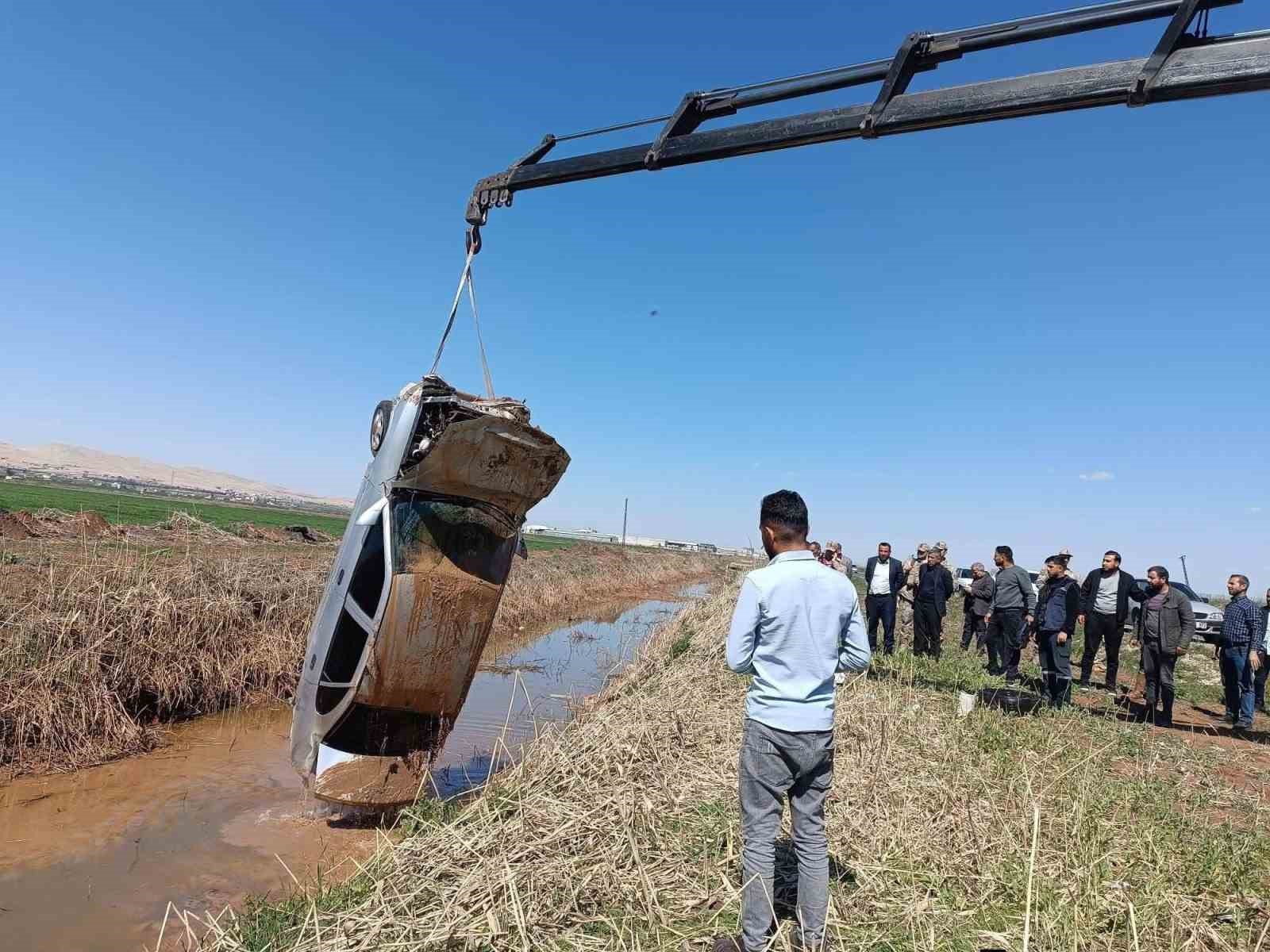 Şanlıurfa’da tahliye kanalına devrilen otomobilin sürücüsü yaralandı
