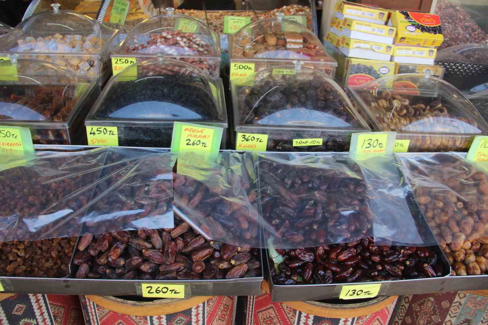 Şanlıurfa’da tarihi çarşıda Ramazan yoğunluğu
Şanlıurfa’da tarihi çarşıda Ramazan yoğunluğu