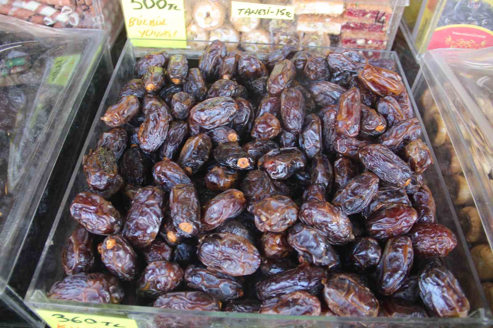 Şanlıurfa’da tarihi çarşıda Ramazan yoğunluğu
Şanlıurfa’da tarihi çarşıda Ramazan yoğunluğu