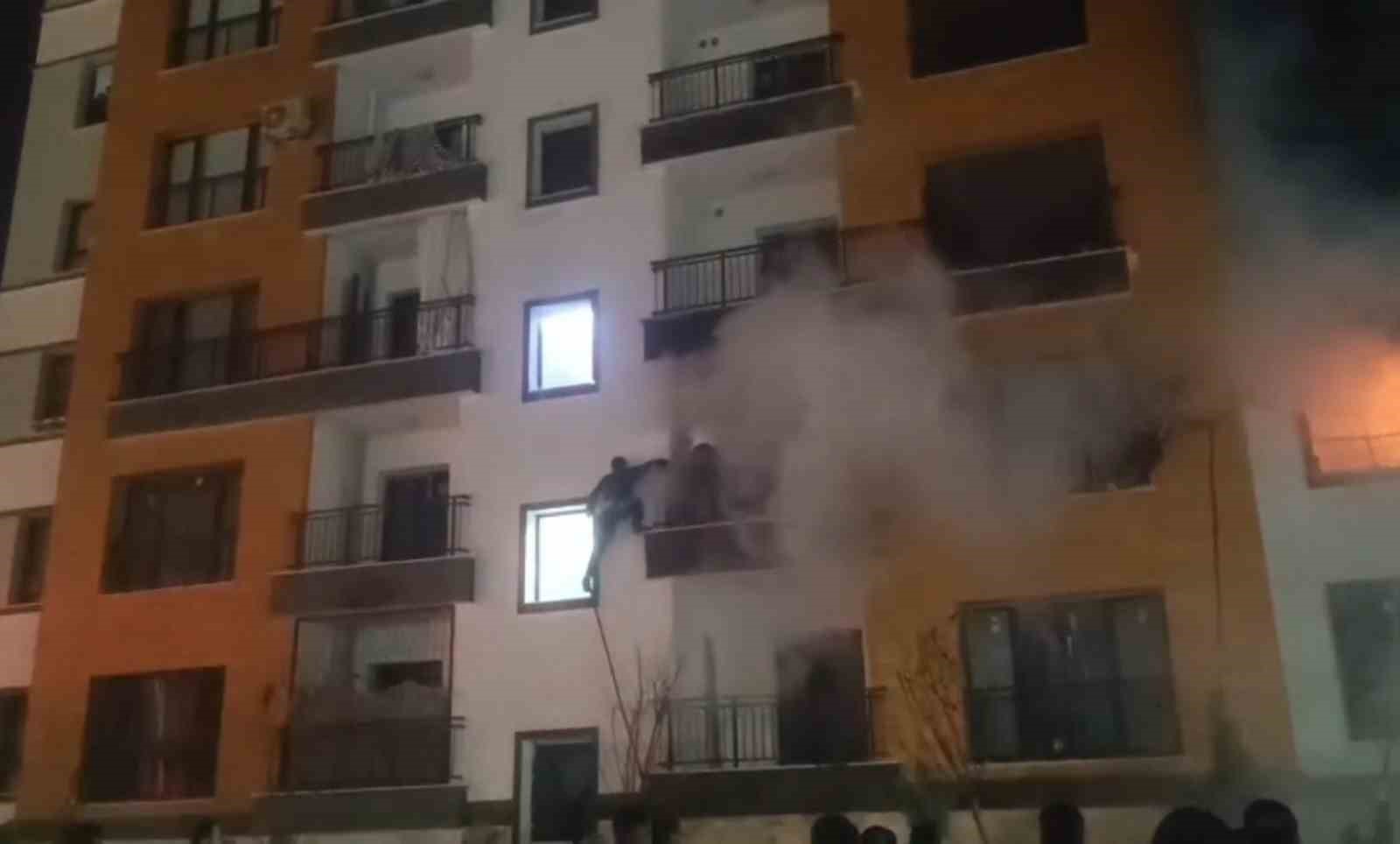 Şanlıurfa’da yangın paniği: Mahsur kalanları itfaiye ekipleri kurtardı
