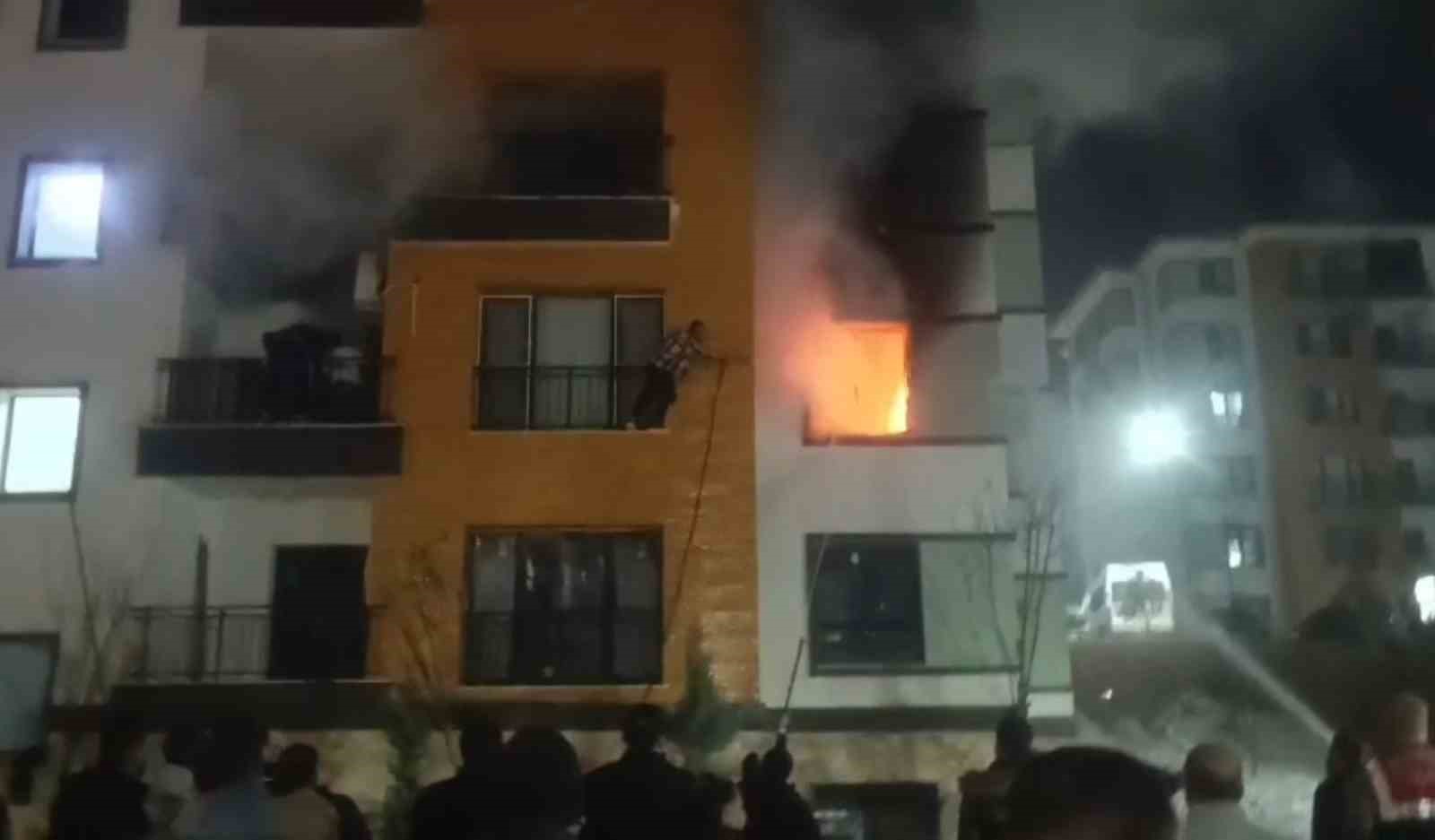 Şanlıurfa’da yangın paniği: Mahsur kalanları itfaiye ekipleri kurtardı
