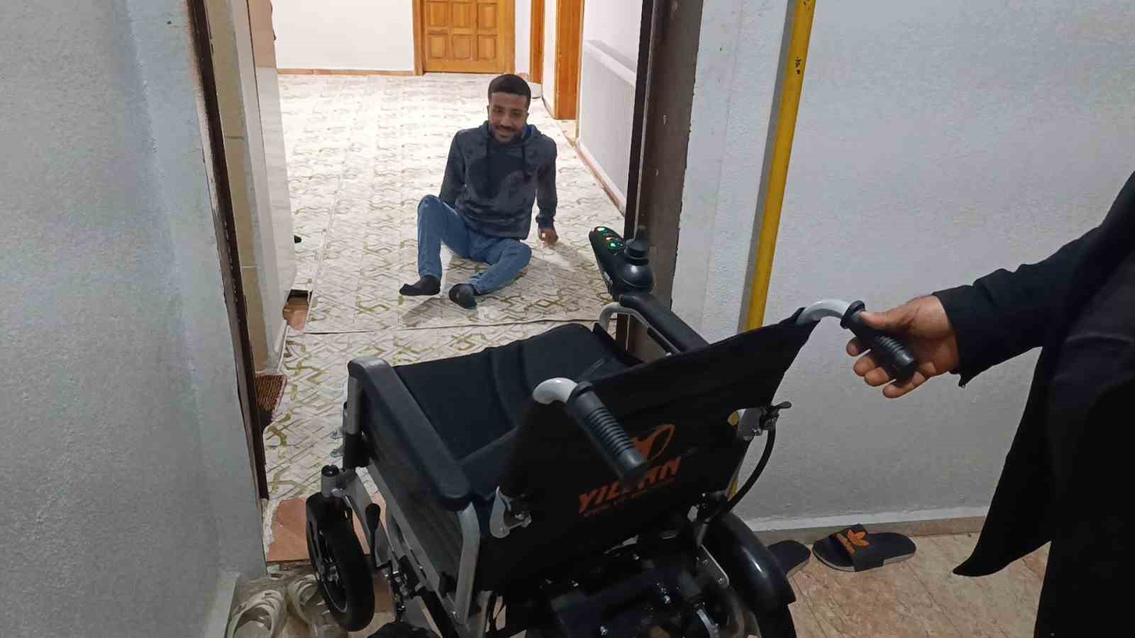 Şanlıurfa’daki engelli gence Ankara’dan akülü tekerlekli sandalye sürprizi
