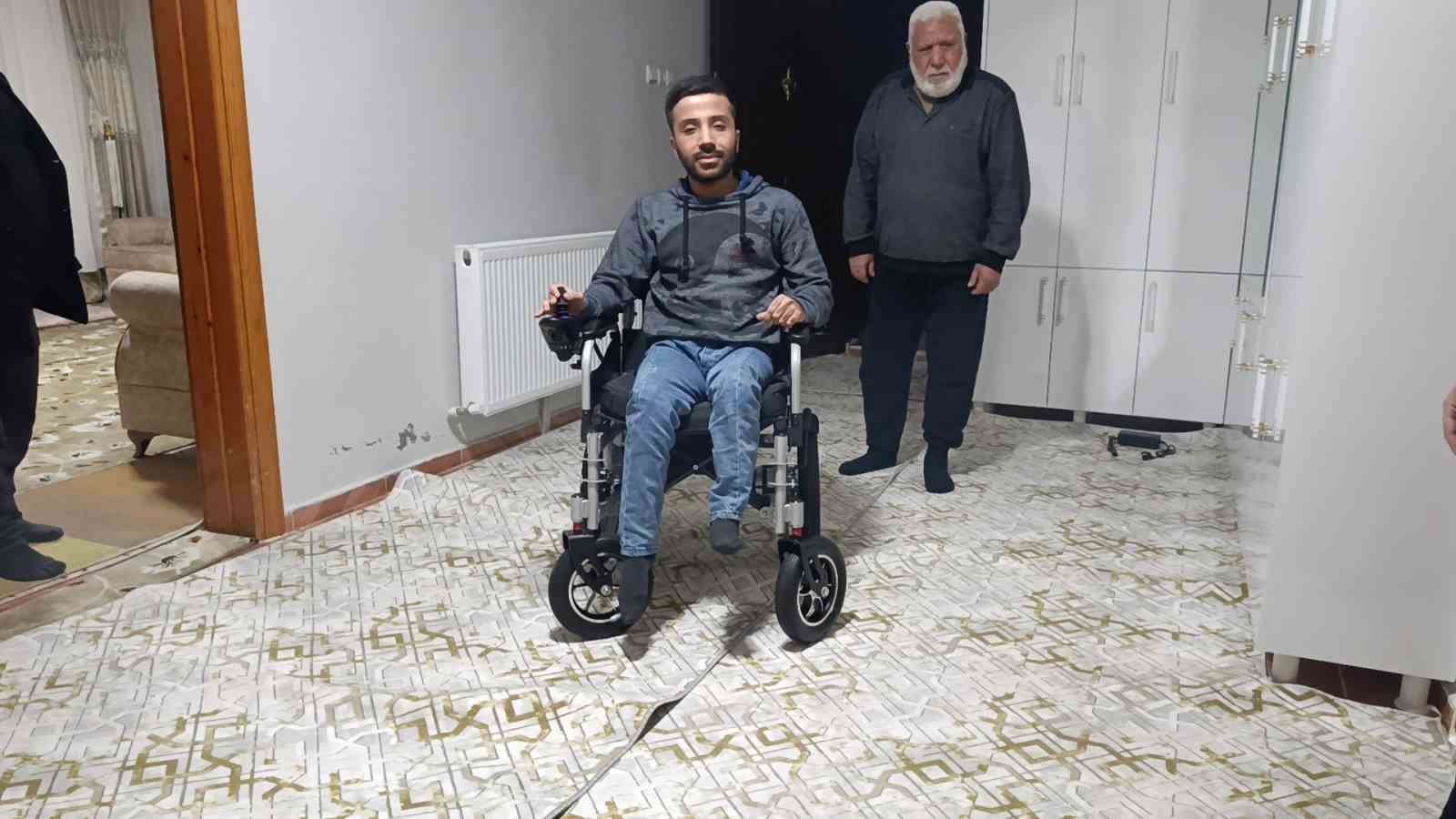 Şanlıurfa’daki engelli gence Ankara’dan akülü tekerlekli sandalye sürprizi
